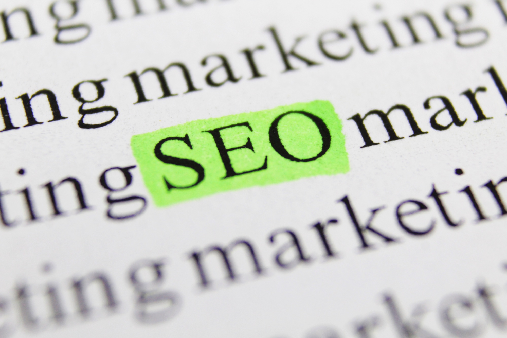 Vihreällä korostettu SEO-sana painetun tekstin keskellä.